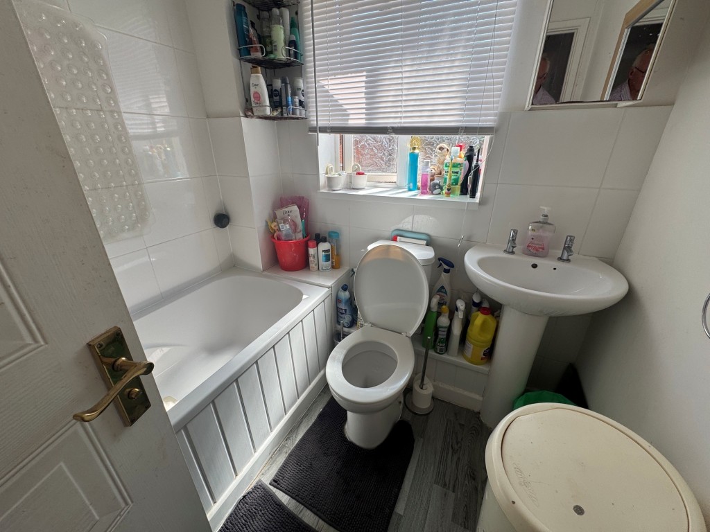 Lot: 208 - FREEHOLD THREE-BEDROOM SEMI-DETACHED HOUSE - A RESIDENTIAL INVESTMENT - Bathroom